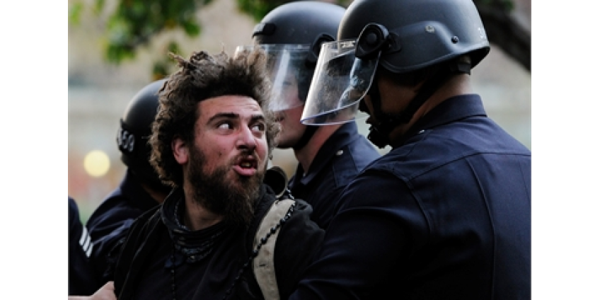 Калифорнийские полицейские начали применять перцовый газ