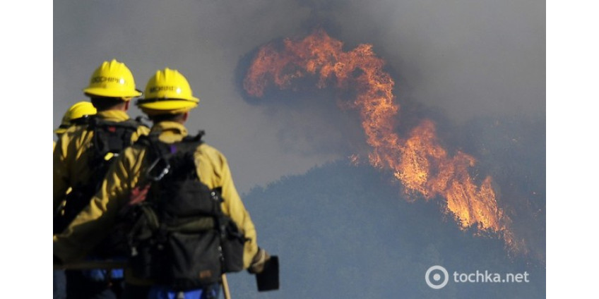 Над Калифорнией полыхает огонь