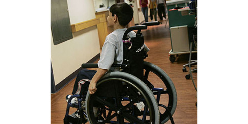 Инвалид из Сан-Диего встал на ноги на выпускном