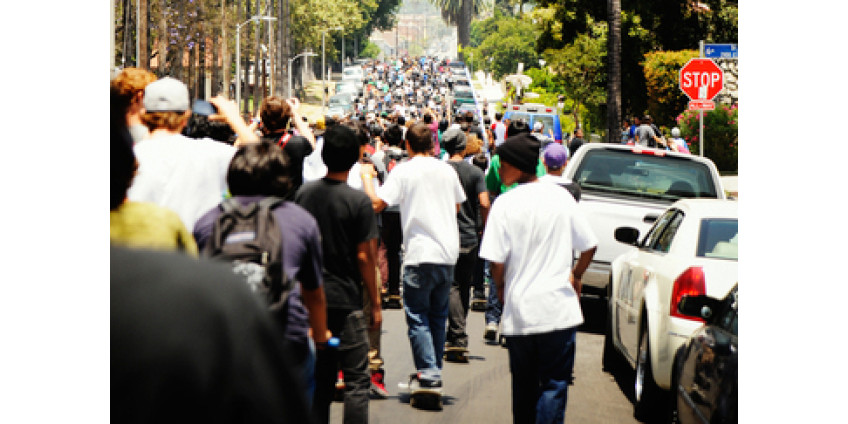 Голливудский бульвар блокировали сотни скейтеров