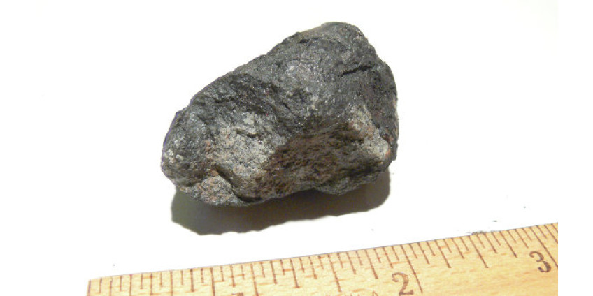 Во дворе жилого дома обнаружили метеорит