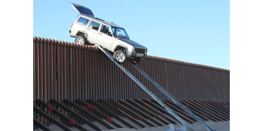 Машина наркоторговцев застряла на заборе