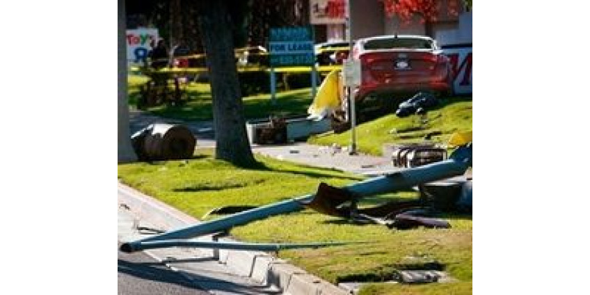 Автомобиль протаранил автобусную остановку