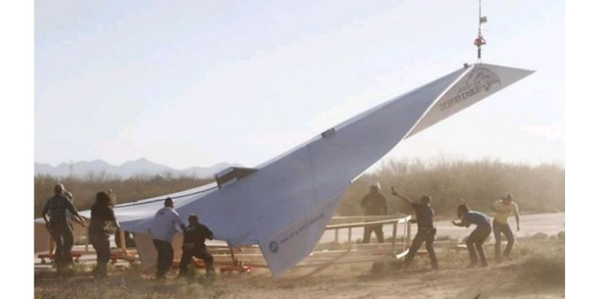 В Аризоне сделали огромный бумажный самолетик