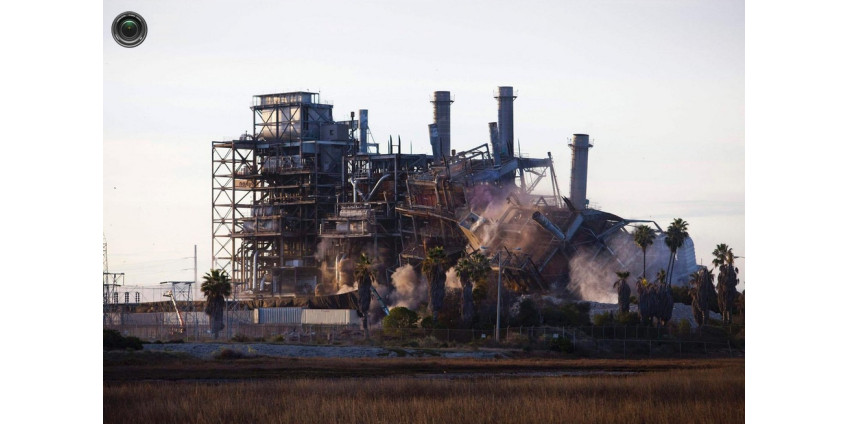 В Сан-Диего снесли электростанцию