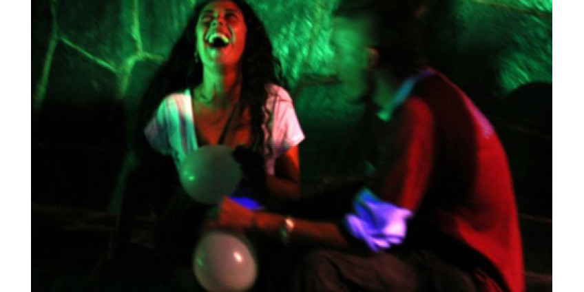 Калифорнийцы развлекаются веселящим газом