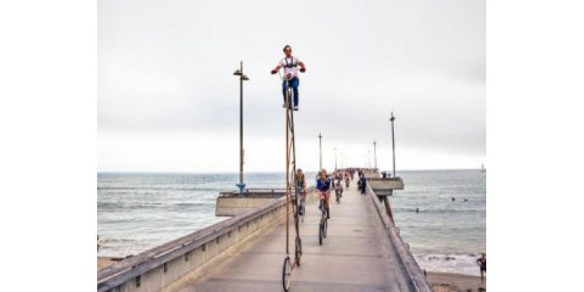 В Лос-Анджелесе появился гигантский велосипед 