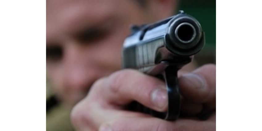 Молодой человек убил из оружия троих и ранил четверых
