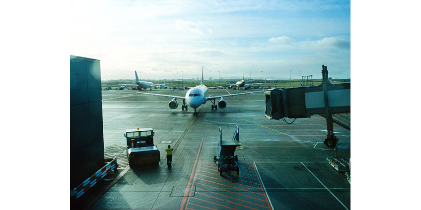 Двухмоторный самолет протаранил ангар