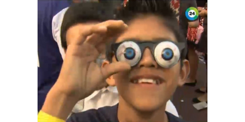 Жители Лос-Анджелеса провели акцию в очках с глазами на пружинках