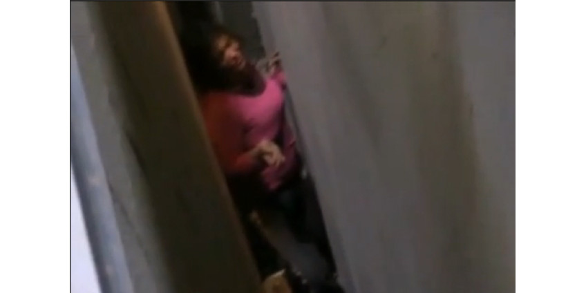 Жительница Калифорнии застряла между стенами