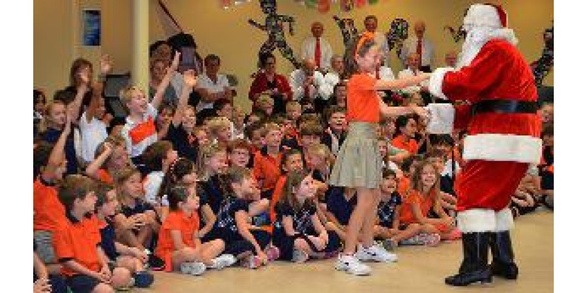 В аэропорту Лос-Анджелеса со школьниками встретился Санта-Клаус