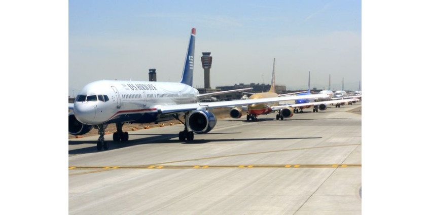 На взлетно-посадочную полосу аэропорта проник мужчина