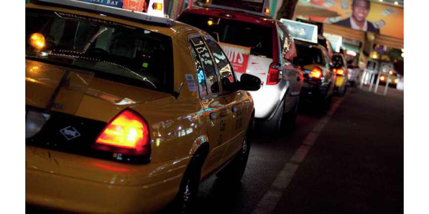 Таксист вернул забытые пассажиром 300 тысяч долларов