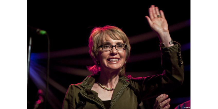 Габриэль Гиффордс отметила третью годовщину покушения на свою жизнь прыжком с парашютом