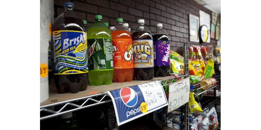 На бутылках с газированными напитками может появиться надпись о вреде здоровью