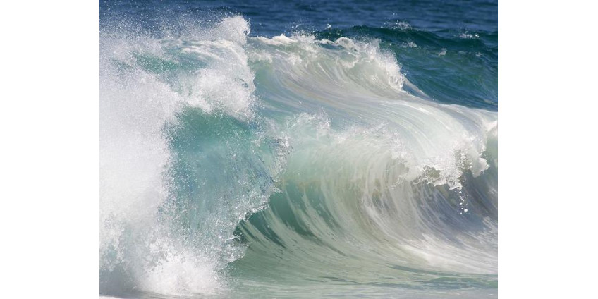 Власти рекомендуют держаться подальше от океана