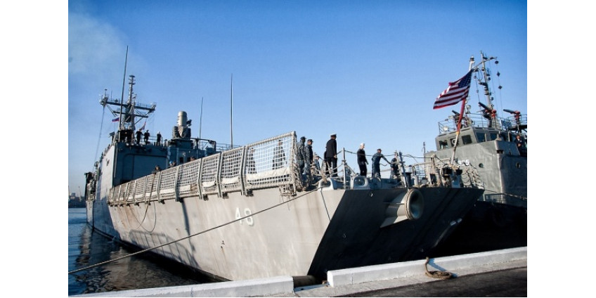 Корабль из Сан-Диего спасает семью в Тихом океане