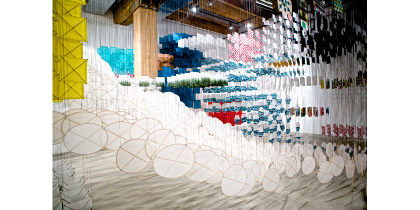 В Лос-Анджелесе представлена пространственная композиция из тысяч воздушных змеев