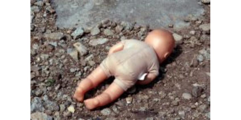 Мать выбросила двух детей с балкона