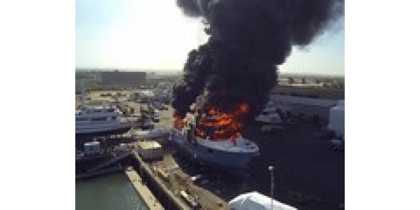 В Сан-Диего на шикарной яхте бушевал пожар