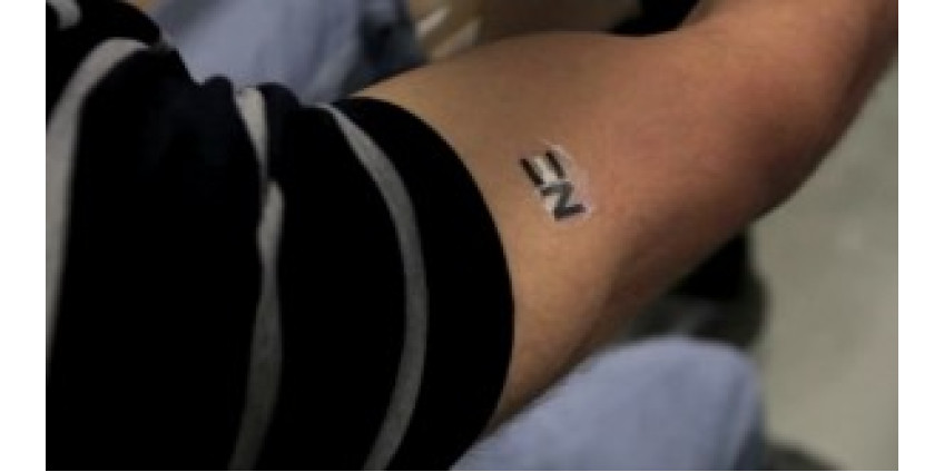 Наклейка-татуировка будет заряжать гаджеты