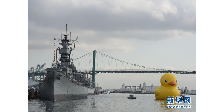 В Лос-Анджелесе появился гигантский желтый утенок