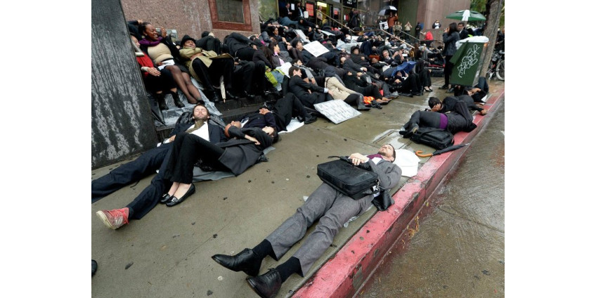 У здания суда в Лос-Анджелесе юристы устроили лежачий протест