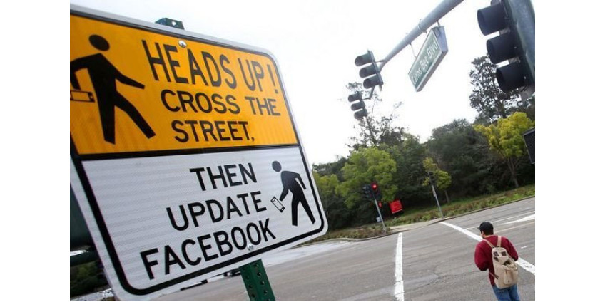 В Калифорнии появились дорожные знаки для Facebook-зависимых