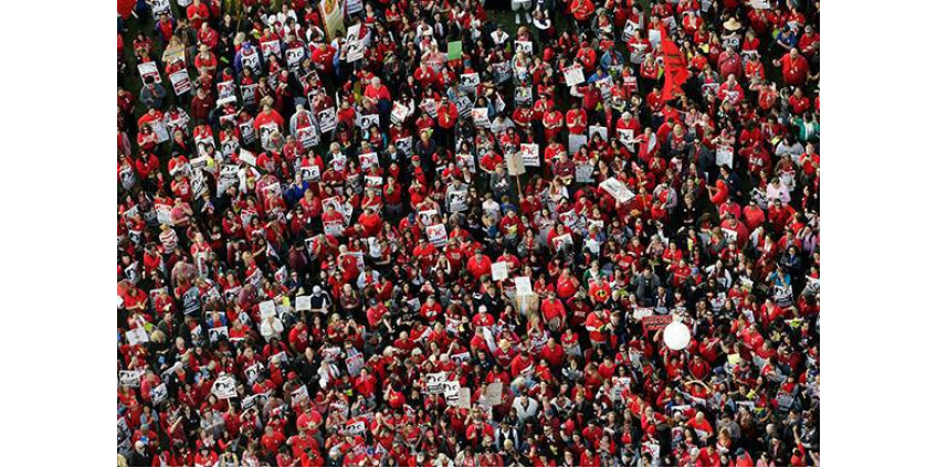 В Лос-Анджелесе прошел митинг учителей