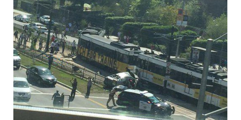 Поезд сошел с рельсов после столкновения с автомобилями