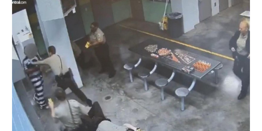 Заключенный из Аризоны избил охранников