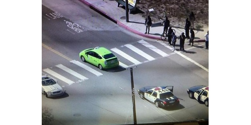 Преступник захватил такси и катался по Лос-Анджелесу, раздавая деньги прохожим