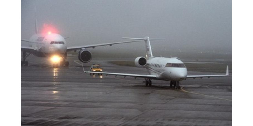 В международном аэропорту Вегаса порыв ветра сдувал самолеты