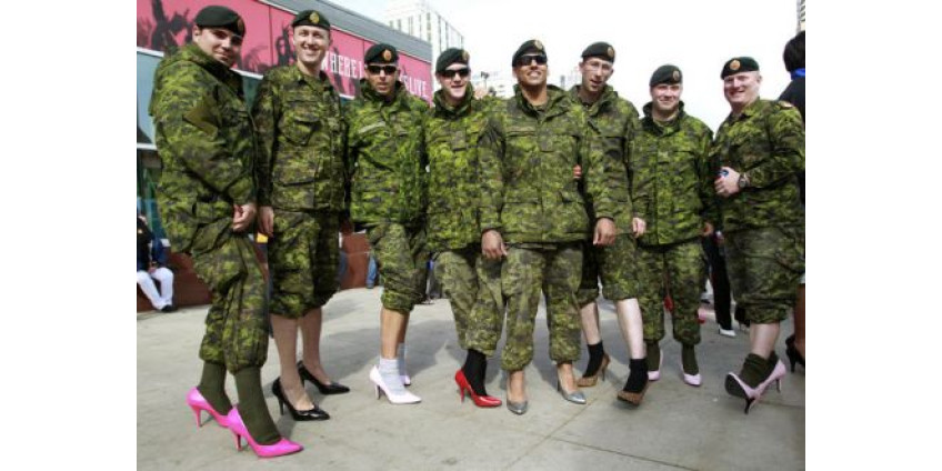 Солдат заставили ходить на шпильках