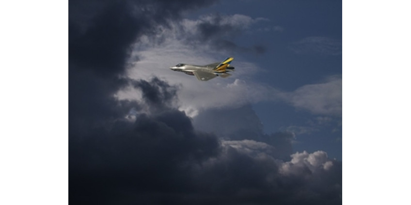 Пилот, упавшего в бухту Сан-Диего самолета, благополучно катапультировался