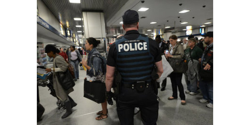 В стену аэропорта Лос-Анджелеса врезался автомобиль