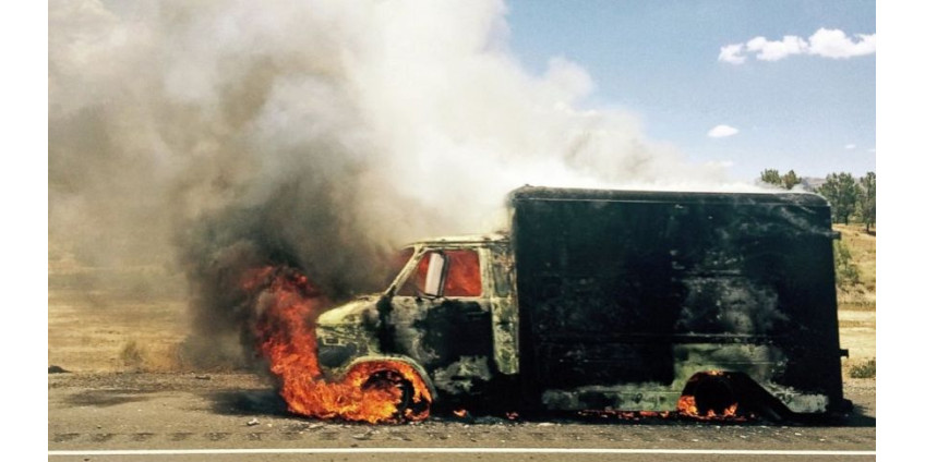 На шоссе между Лас-Вегасом и Лос-Анджелесом взорвался фургон с фейерверками