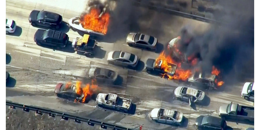 Крупный пожар на шоссе в Калифорнии: сгорели 20 машин