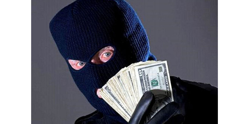 После ограбления преступник начал приставать к хозяину дома