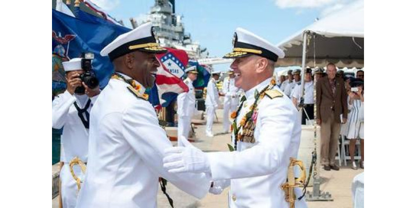 Контр-адмирала уволили за непристойное поведение