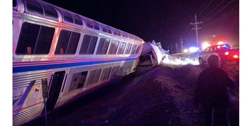 Десятки человек пострадали из-за сошедшего с рельсов поезда
