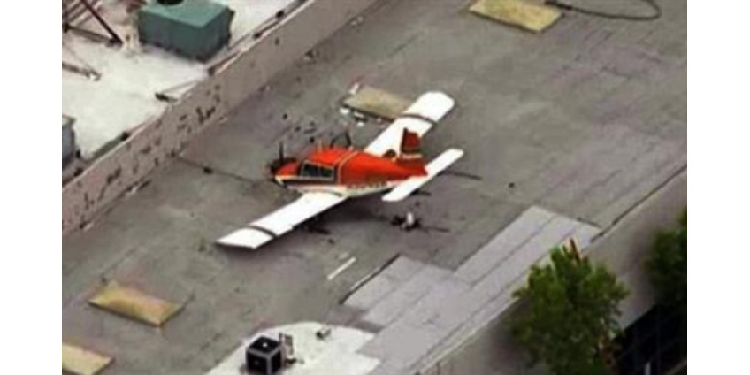 Легкомоторный самолет рухнул на крышу здания в Калифорнии