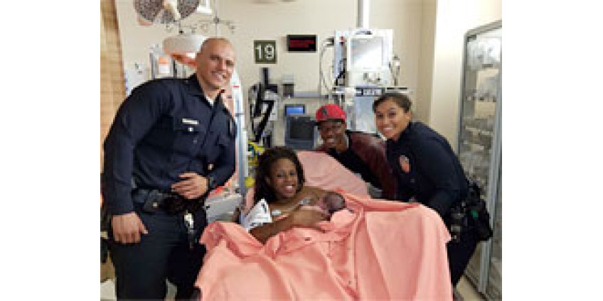 Полицейским пришлось принимать роды прямо в машине