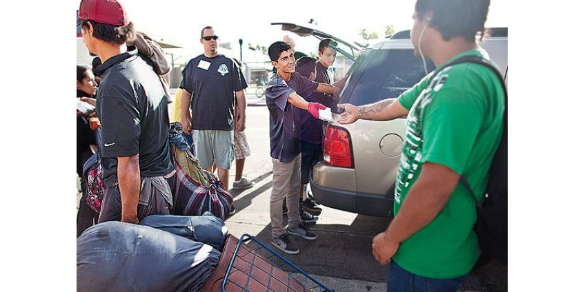 Школьники из Сан-Диего помогают голодным бездомным