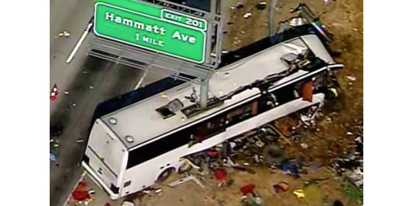 Ужасное ДТП в Калифорнии: автобус буквально распилило пополам столбом