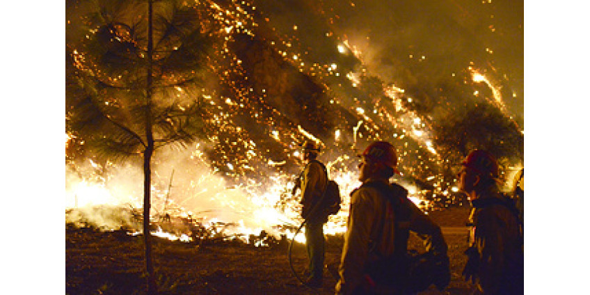 Домам на востоке Лос-Анджелеса вновь угрожает огонь