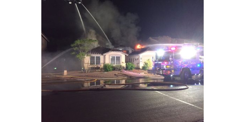 В Финиксе самолет приземлился прямо на жилой дом