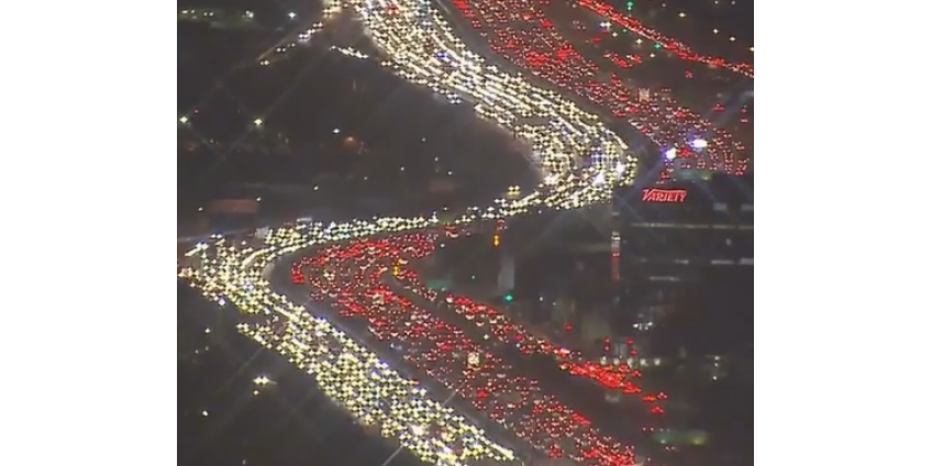 Видео поразительного трафика в Лос-Анджелесе разлетелось по всему миру