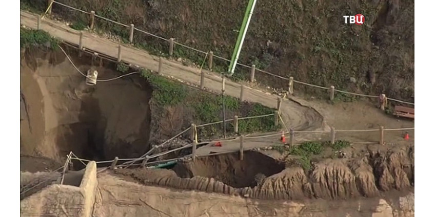 На одном из Калифорнийских пляжей образовалась огромная яма